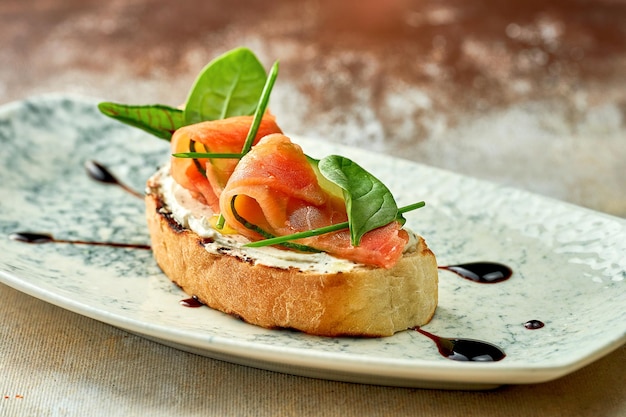 Bruschetta con salmone in un piatto. Primo piano, fuoco selettivo