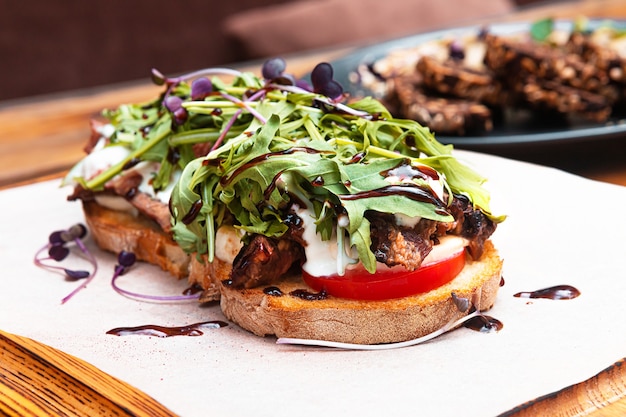 Bruschetta con tacchino rucola basilico e pomodoriVista frontale