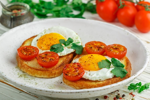 Bruschetta con uova fritte