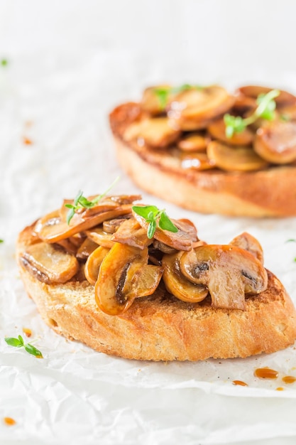 Bruschetta croccante ai funghi per uno spuntino