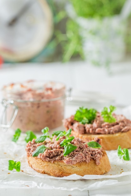 Bruschetta croccante con fegatini ed erbe aromatiche per uno spuntino