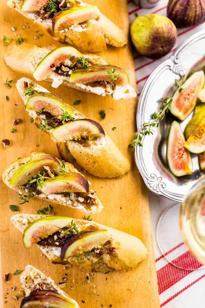 Bruschetta di fichi con fichi della California bio su tagliere.