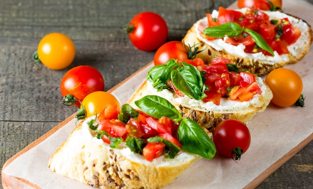 Bruschetta fatta fresca del formaggio e del pomodoro.