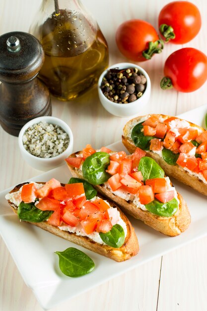 Bruschetta fatta fresca del formaggio e del pomodoro.