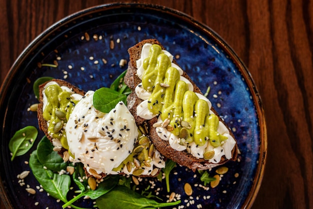 Bruschetta francese con crema di formaggio e carne a fette sottili e verdure al forno. Menu concettuale del caffè estivo