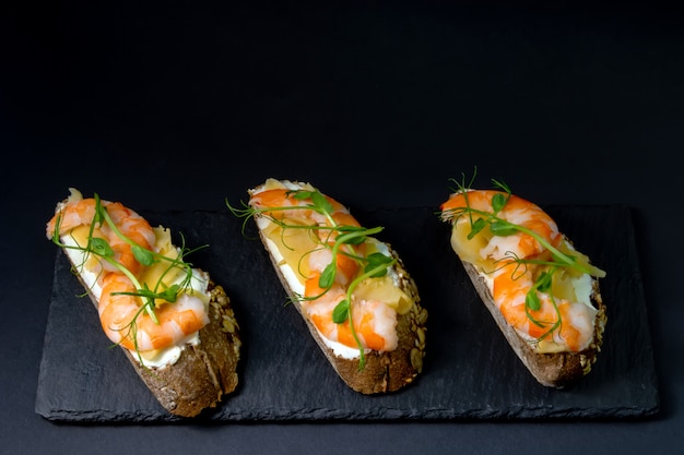 Bruschetta fresca con salmone e cetriolo