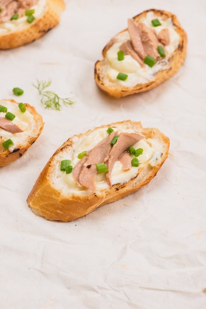 Bruschetta. Insalata di tonno panino su fondo di legno