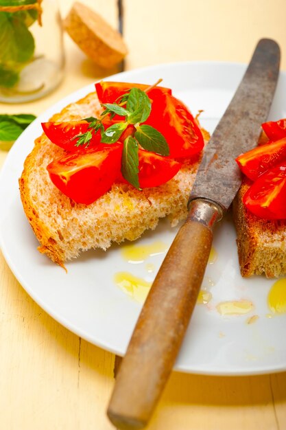 Bruschetta italiana al pomodoro