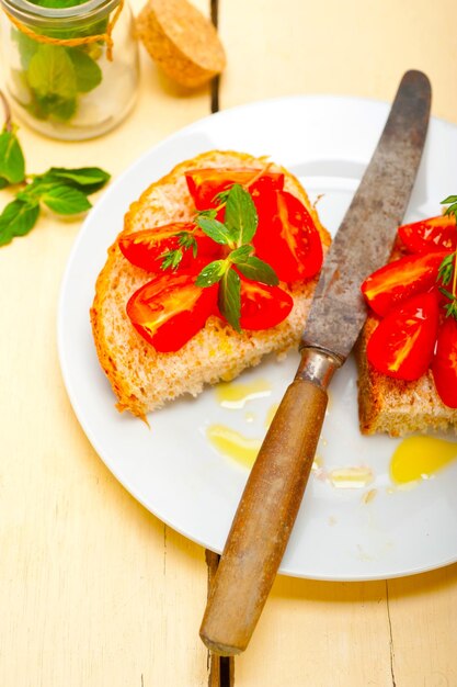 Bruschetta italiana al pomodoro