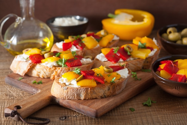 Bruschetta italiana con olive arrosto di formaggio di capra peperoni