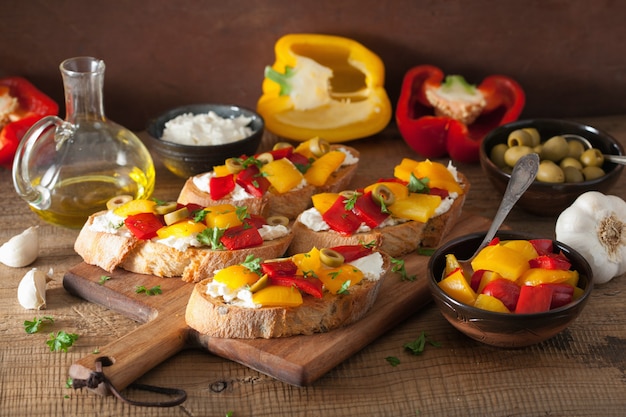 Bruschetta italiana con olive arrosto di formaggio di capra peperoni