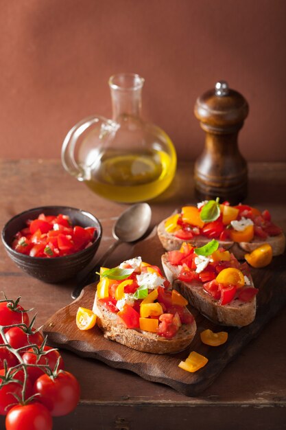 Bruschetta italiana con pomodori aglio olio d'oliva