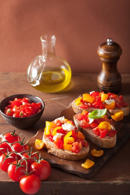 Bruschetta italiana con pomodori aglio olio d'oliva