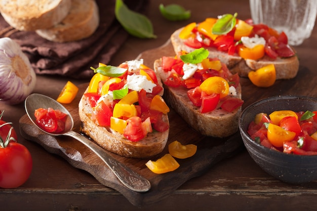 Bruschetta italiana con pomodori aglio olio d'oliva