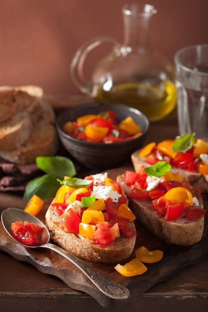 Bruschetta italiana con pomodori aglio olio d'oliva