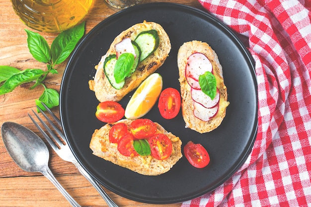 Bruschetta italiana con pomodori arrostiti