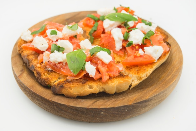 Bruschetta italiana con pomodori, mozzarella e basilico