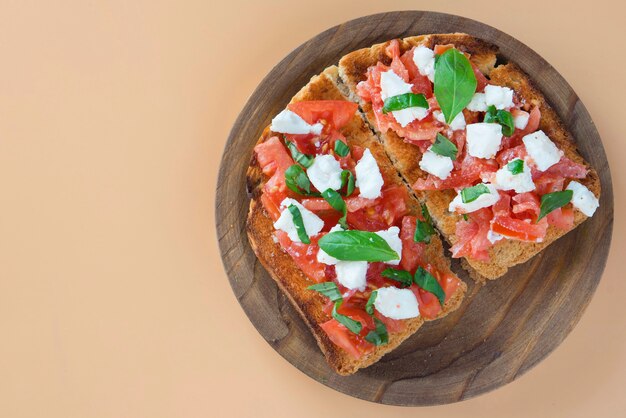 Bruschetta italiana con pomodori, mozzarella e basilico