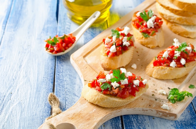 Bruschetta italiana con pomodori tritati