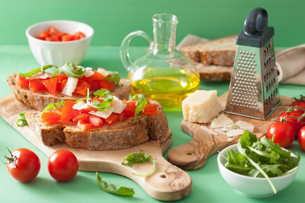 Bruschetta italiana con rucola di parmigiano di pomodori