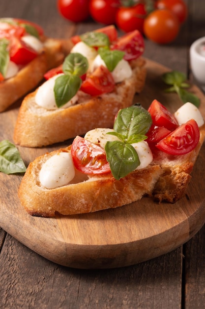 Bruschetta italiana di pomodoro e formaggio