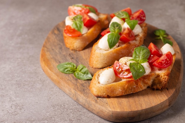 Bruschetta italiana di pomodoro e formaggio