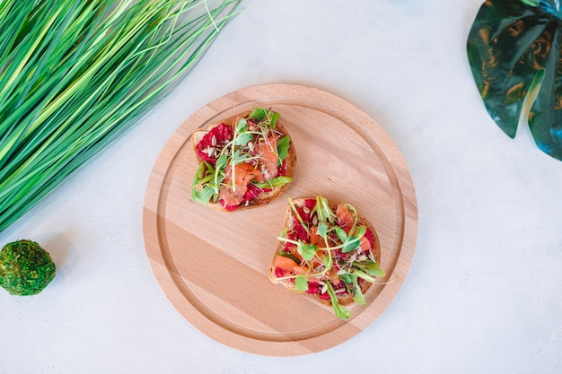 Bruschetta italiana saporita sul piatto di legno