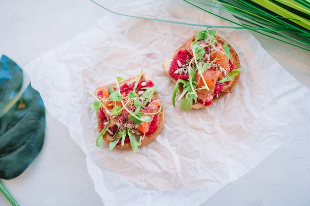 Bruschetta italiana saporita sul piatto di legno