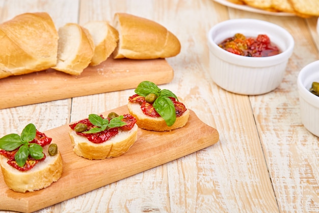 Bruschetta o crostini con pomodori secchi e capperi