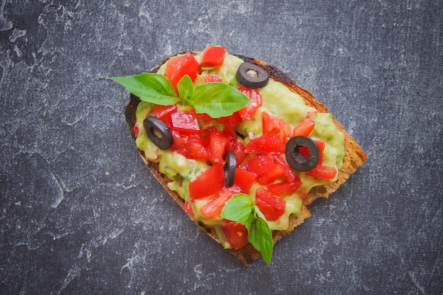 Bruschetta su fondo scuro, Bruschetta assortita, Vista dall'alto