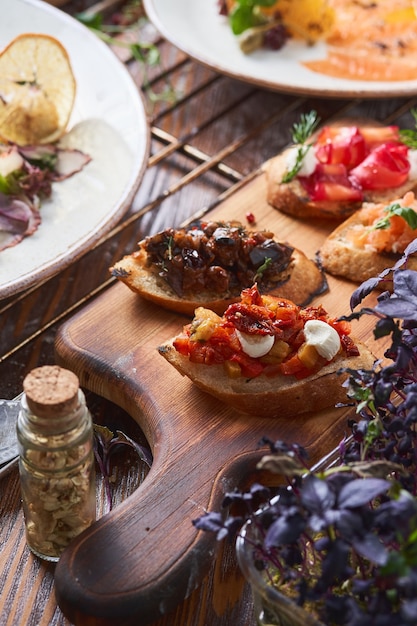 Bruschetta su tavola di legno