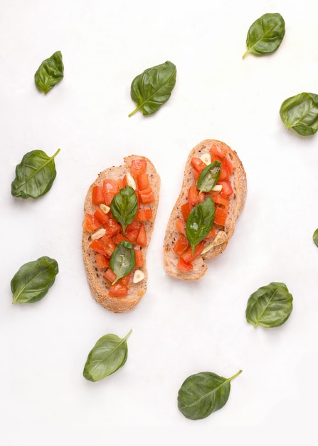 Bruschetta - un piatto tradizionale italiano con pomodoro, aglio e basilico su pane tostato