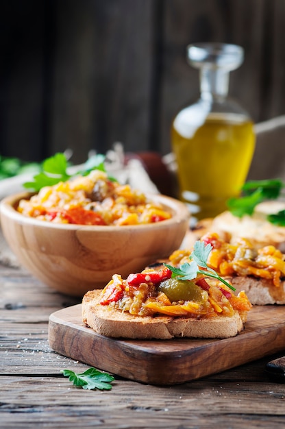 Bruschetta vegetariana italiana con verdure