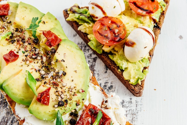 Bruschette con avocado e avocado con colazione sana all'uovo