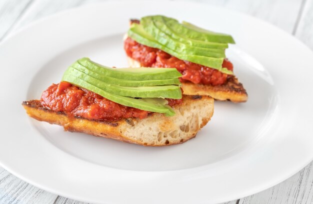 Bruschette con crema di pomodoro e fettine di avocado