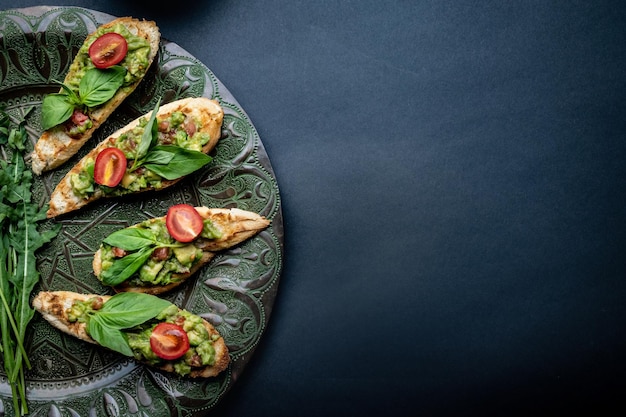 Bruschette con guacamole e pomodorini