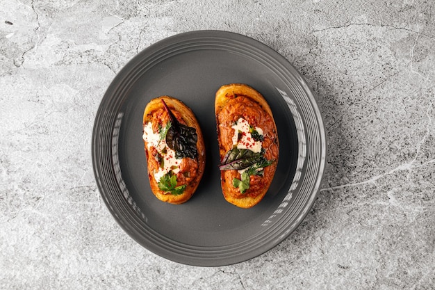 Bruschette con melanzane e melanzane spalmate nel piatto