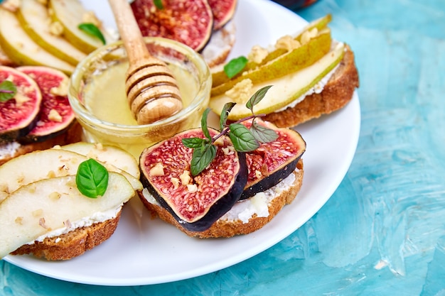 Bruschette con ricotta, fichi, pere e miele