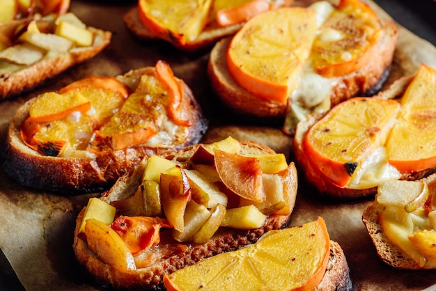 Bruschette di frutta al forno su teglia