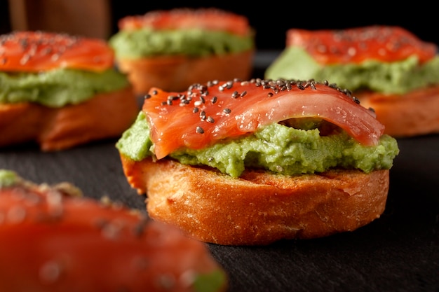 Bruschette di salmone con avocado e semi