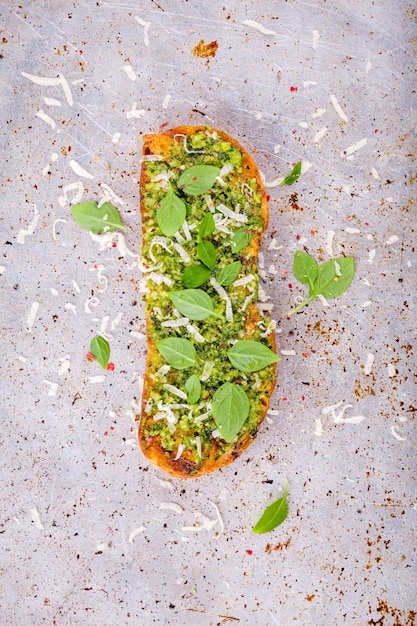 Bruschette fatte in casa al pesto di basilico e parmigiano