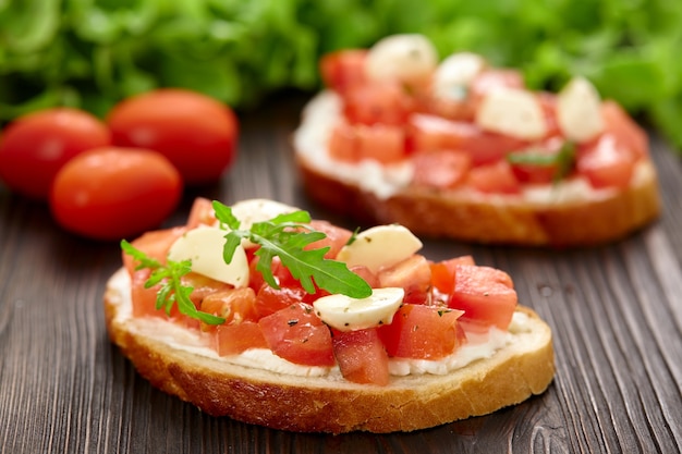 Bruschette fatte in casa con pomodoro e mozzarella