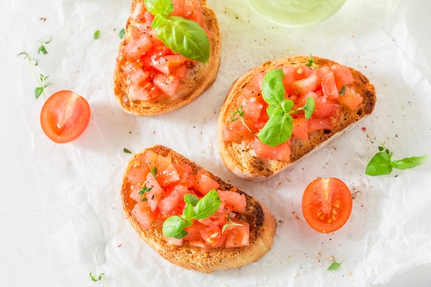 Bruschette fresche con pomodoro e basilico per uno spuntino