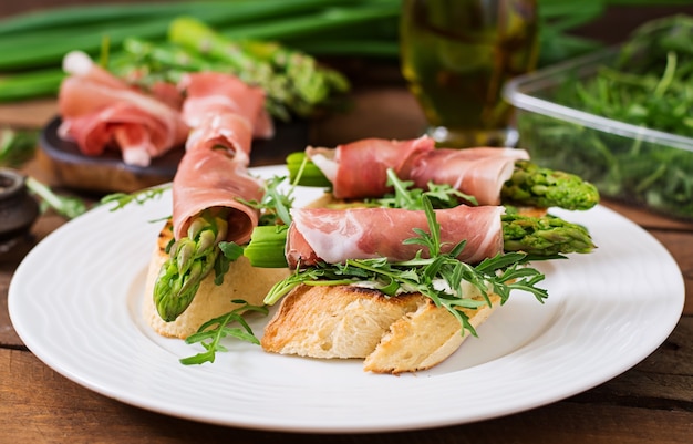 Bruscoli (panino) con asparagi, rucola e prosciutto