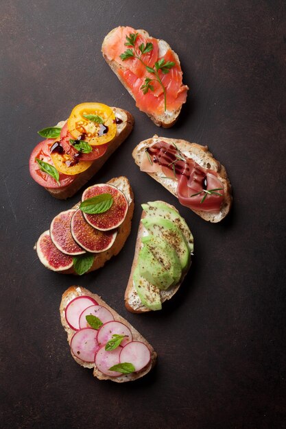 Brushetta o tapas spagnole tradizionali Aperitivi antipasti italiani snack set Top view e flat lay