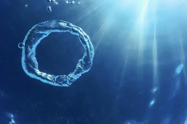 Bubble Ring ascende verso il sole, sott'acqua