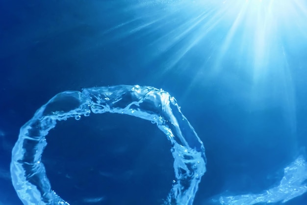 Bubble Ring ascende verso il sole, sott'acqua