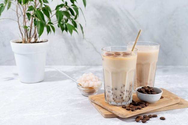 Bubble tea al latte con ghiaccio e deliziosa tapioca