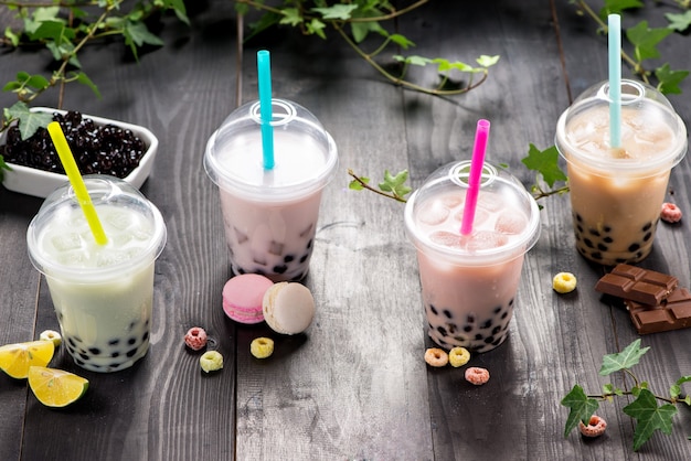 Bubble tea al latte con perle di tapioca in tazza di plastica