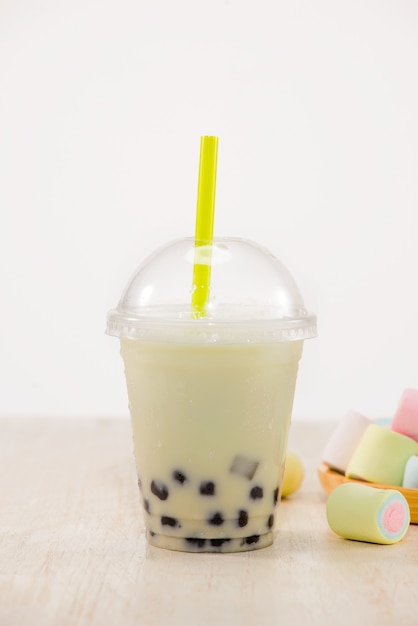 Bubble Tea alla fragola con marshmallow e ghiaccio tritato.